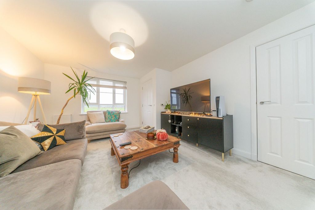 Property photo 1 of 21 Lounge