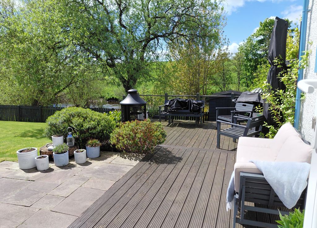 Property photo 1 of 32 Garden Seating