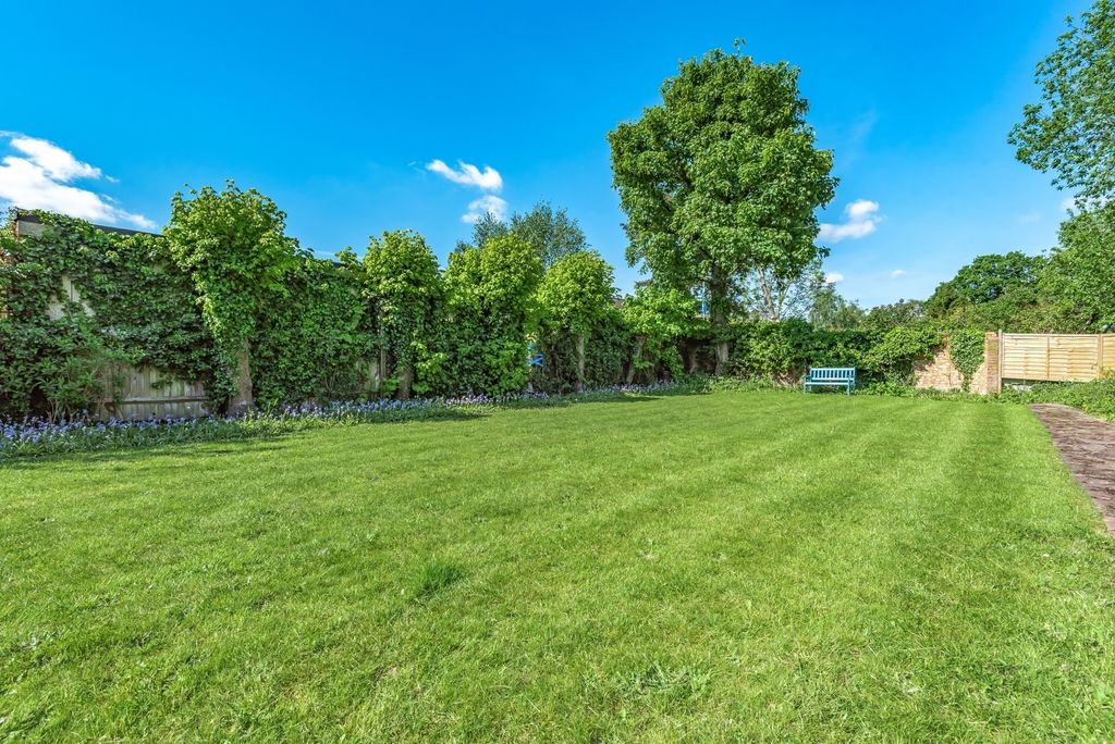 Property photo 3 of 10 Communal Garden