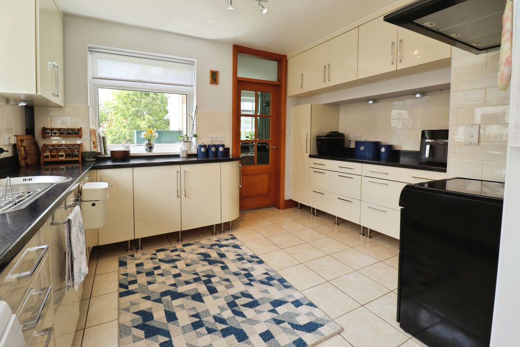 Property photo 2 of 39