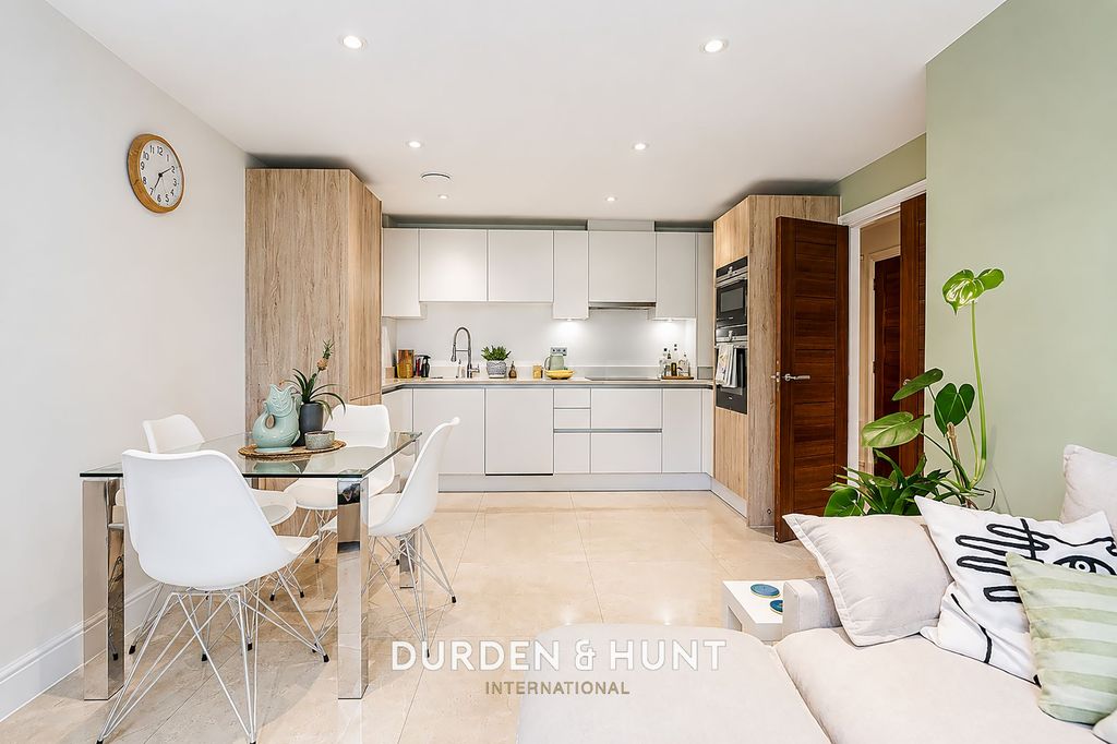 2 bed flat for saleStation Way, Buckhurst Hill IG9 photo 5