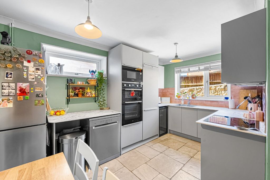 Property photo 2 of 11 Kitchen