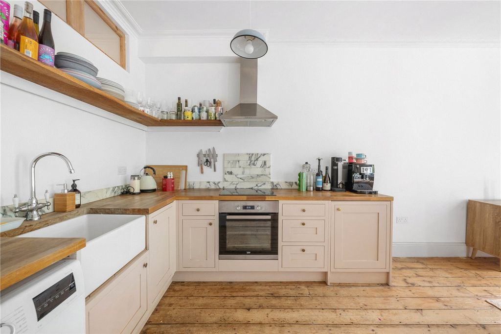 Property photo 3 of 14 Kitchen
