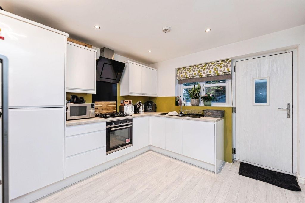 Property photo 2 of 19 Kitchen