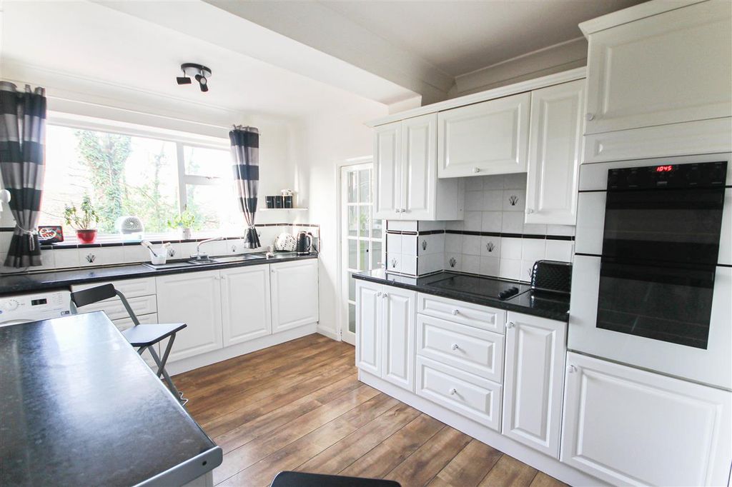 Property photo 3 of 12 Kitchen