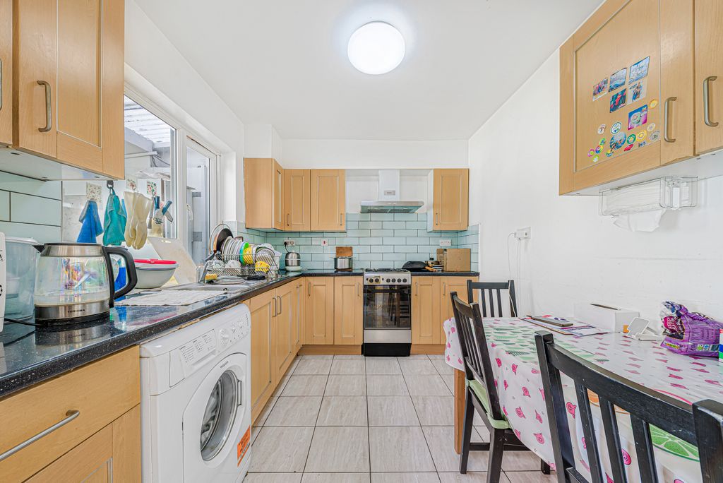 Property photo 3 of 17 Kitchen