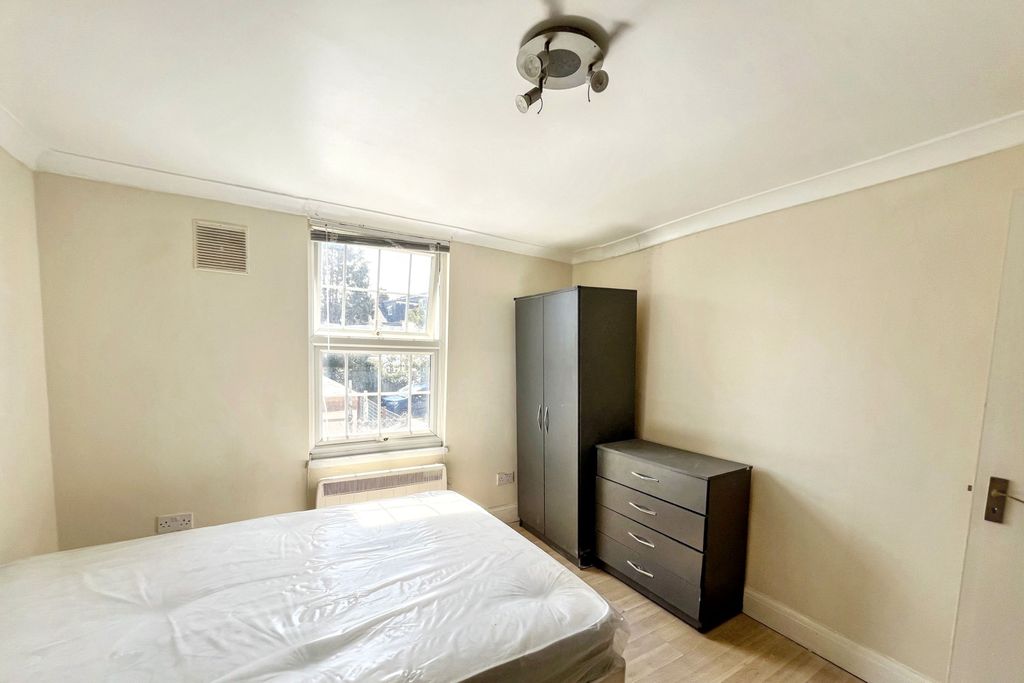 Property photo 3 of 7 Flat 1, 290 Ewell Road, Surbiton, Kt6 7Aq