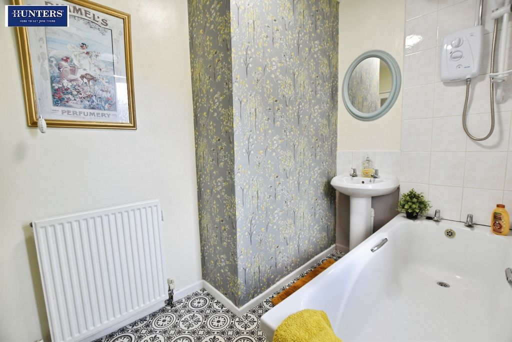 Property photo 3 of 18 Bathroom