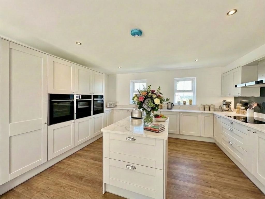 Property photo 2 of 24 Kitchen