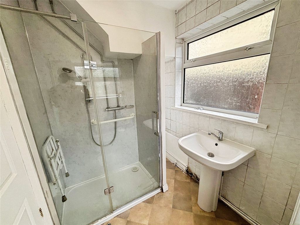 Property photo 3 of 9 Bathroom