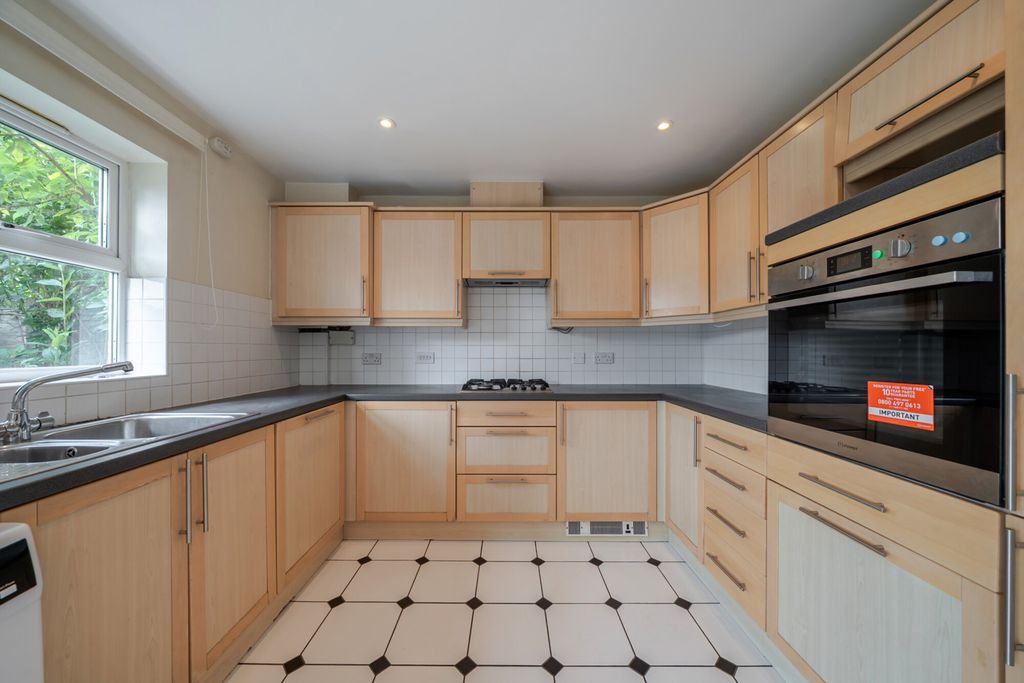 Property photo 3 of 19 Kitchen