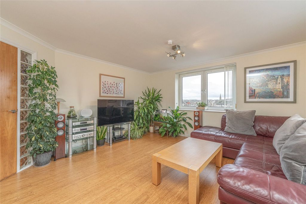 Property photo 2 of 24 Lounge