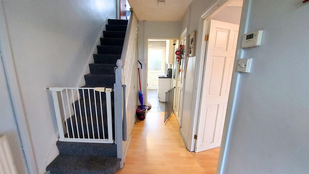 Property photo 2 of 16 Entrance Hall