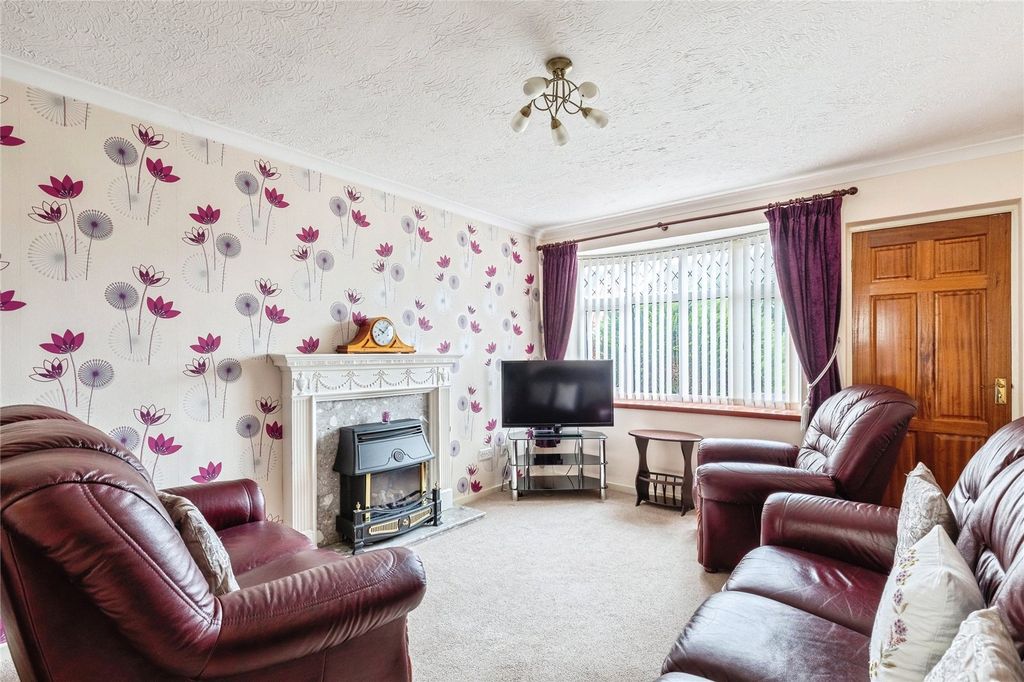 Property photo 2 of 18 Lounge