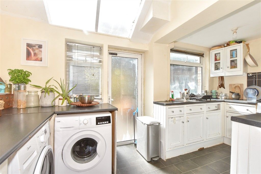 Property photo 3 of 11 Kitchen