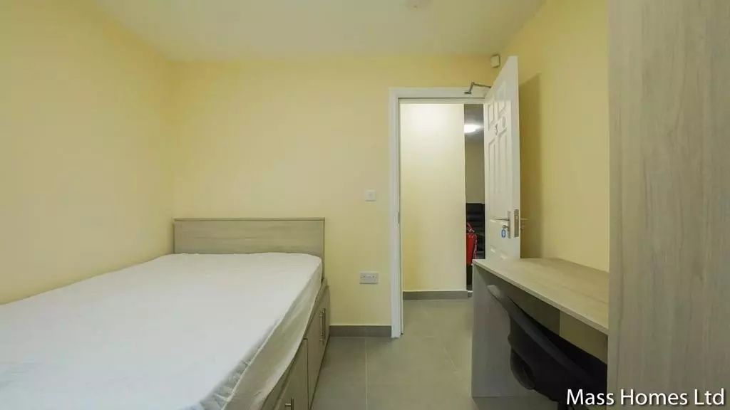 Property photo 1 of 10 A Neat And Tidy Single Bedroom Featuring A Comfort...