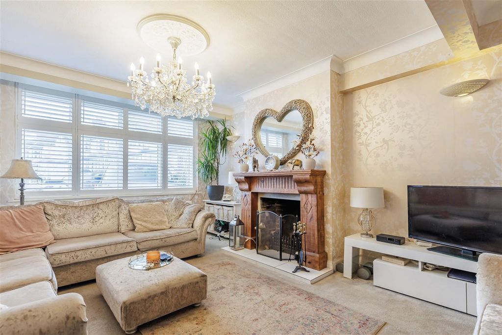 Property photo 2 of 37 26 Larkshall Cres (8).Jpg