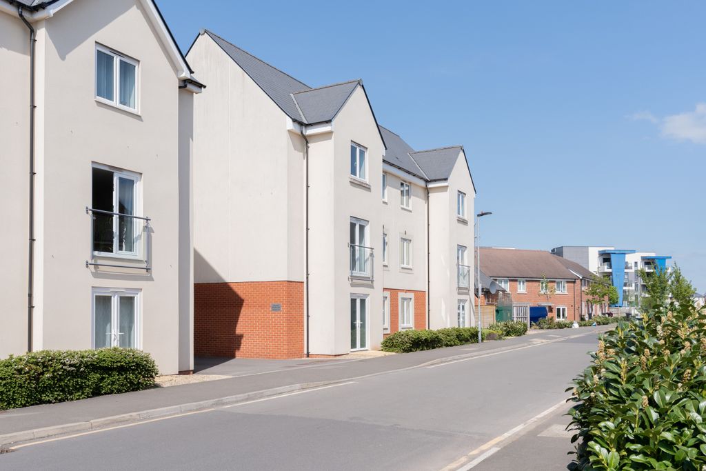 Property photo 2 of 10 George Holmes Way-12