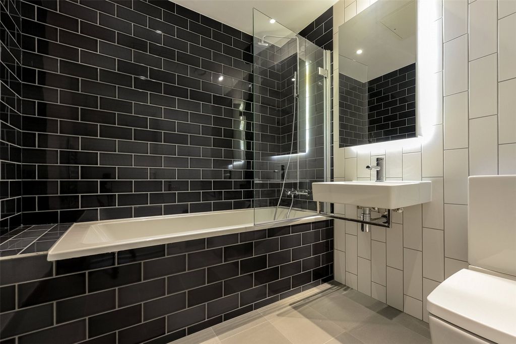 Property photo 2 of 8 Bathroom