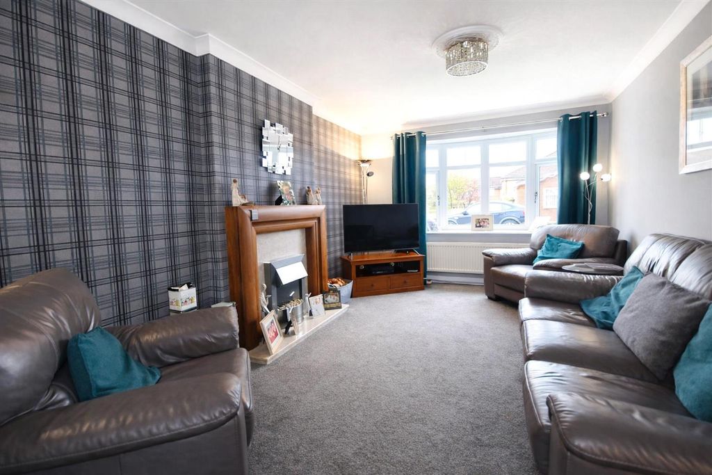 Property photo 3 of 17 22 Windsor Rise Lounge.Png