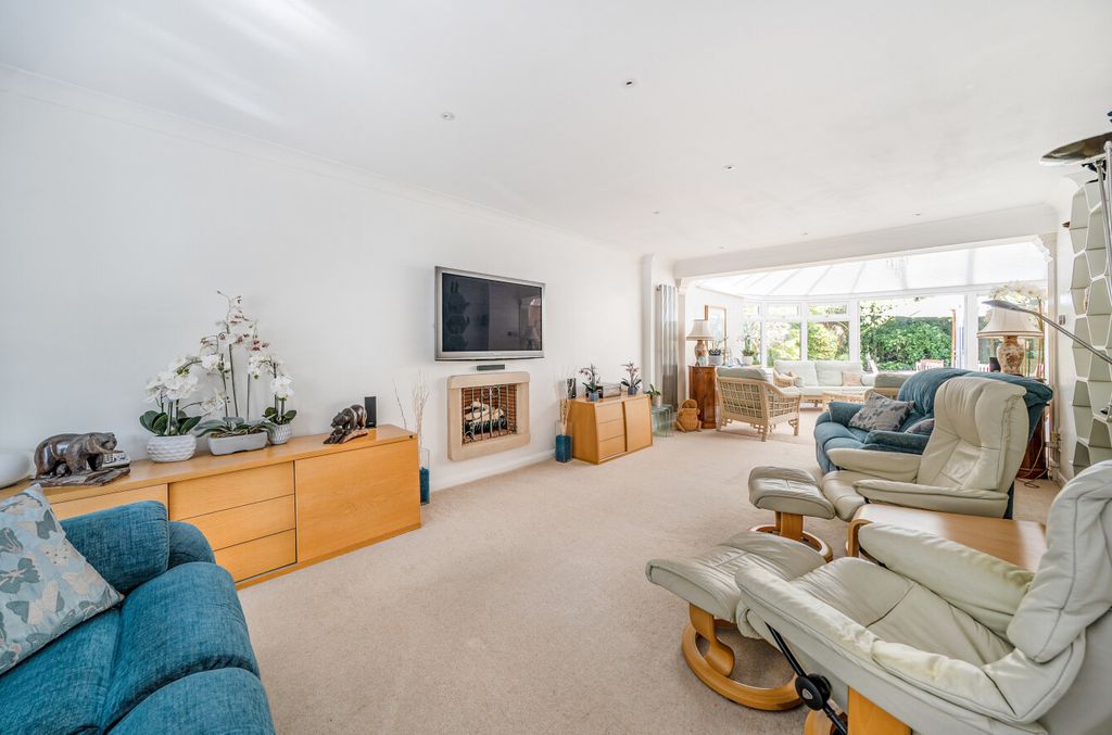 Property photo 2 of 17 1335977-11-689F16...
