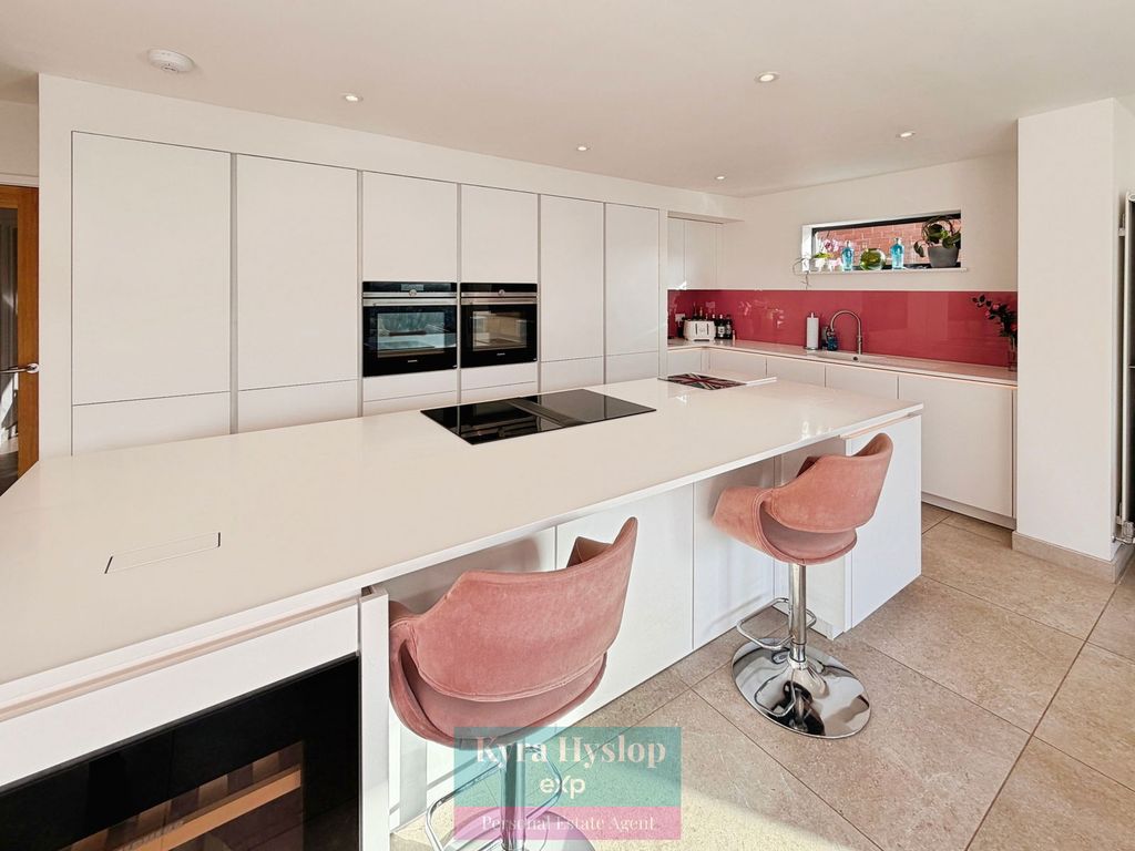 Property photo 2 of 21