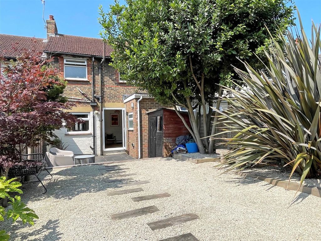Property photo 3 of 15 Gdn2A.Jpg