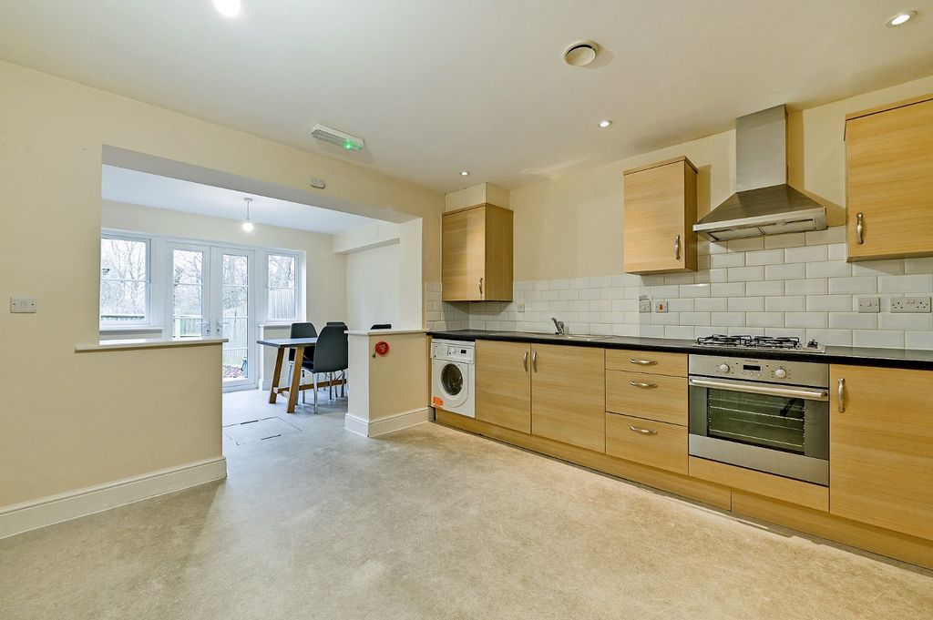 Property photo 3 of 10 Kitchen