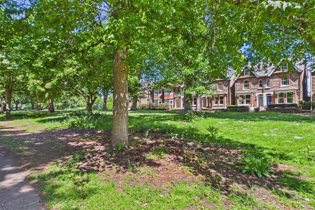 Property photo 1 of 26 Priory Gardens