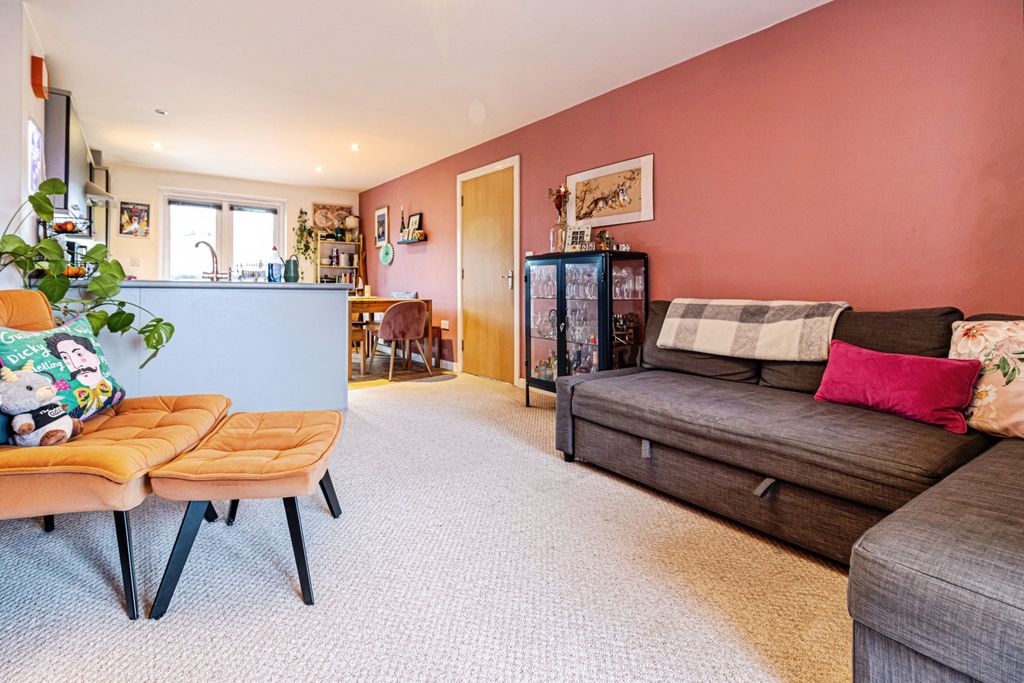 Property photo 3 of 14 Lounge