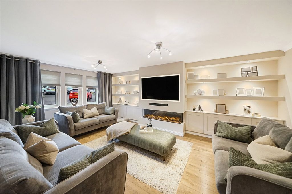 Property photo 2 of 30 Lounge