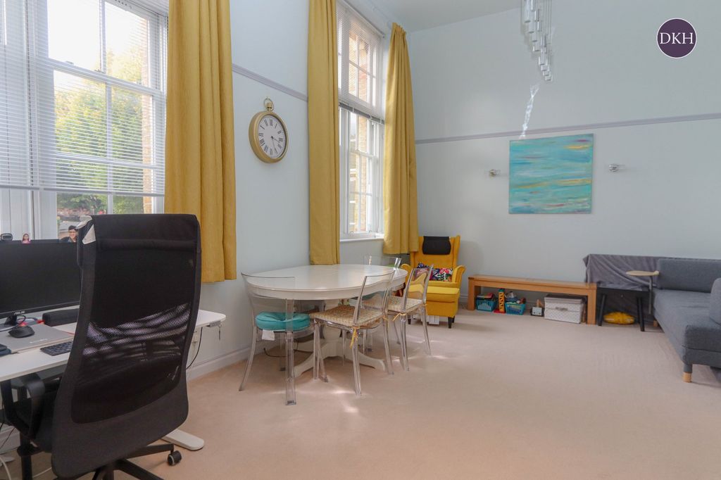 Property photo 3 of 9 Photo 04