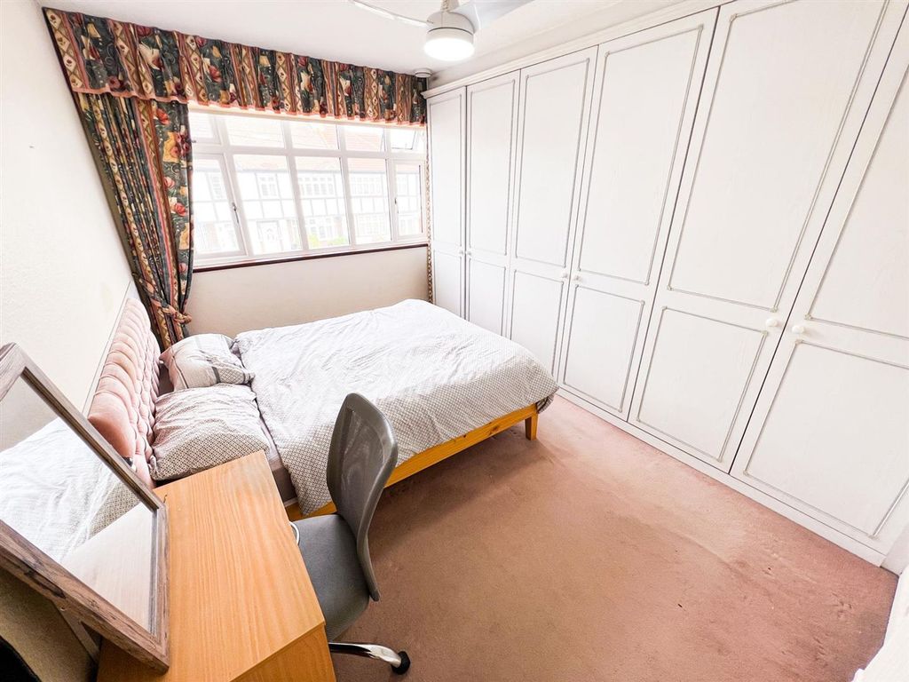 Property photo 3 of 17 Coronation Cl Ig6