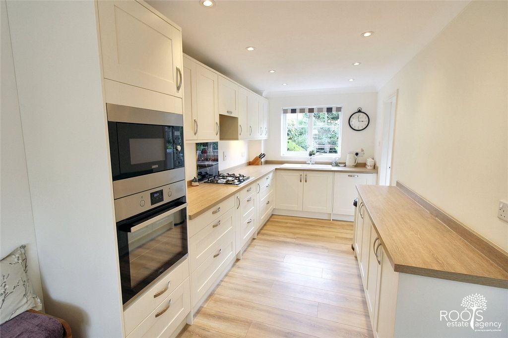 Property photo 3 of 13 Kitchen