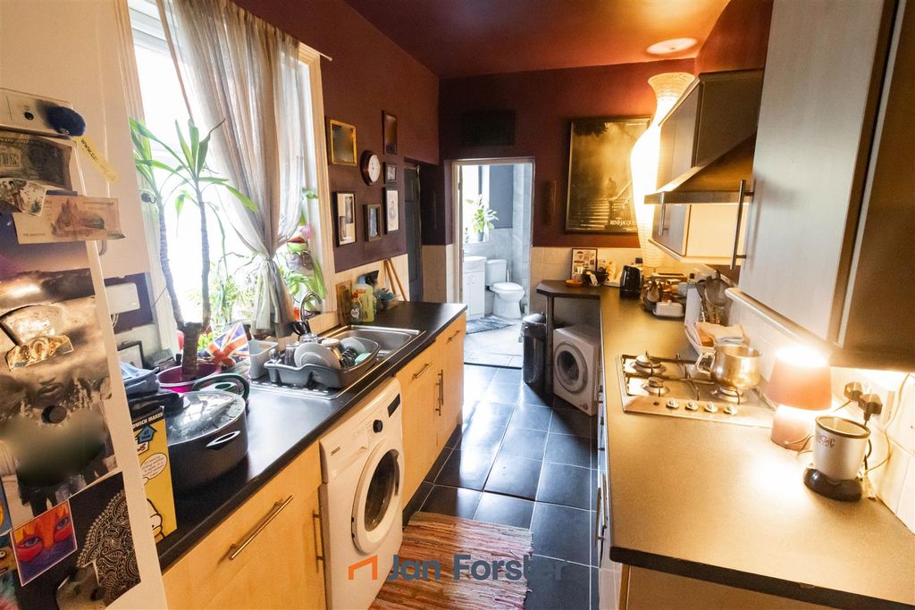 Property photo 3 of 8 Kitchen