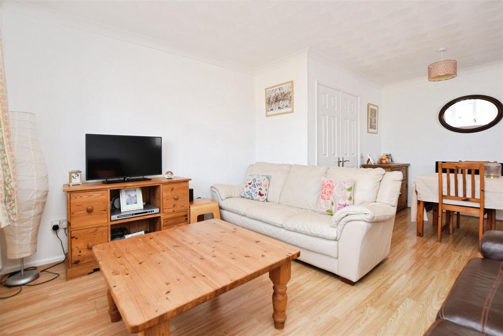 Property photo 3 of 18 Lounge V2.Jpg