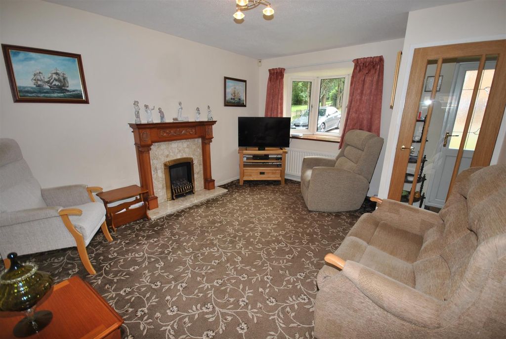 Property photo 2 of 13 Lounge