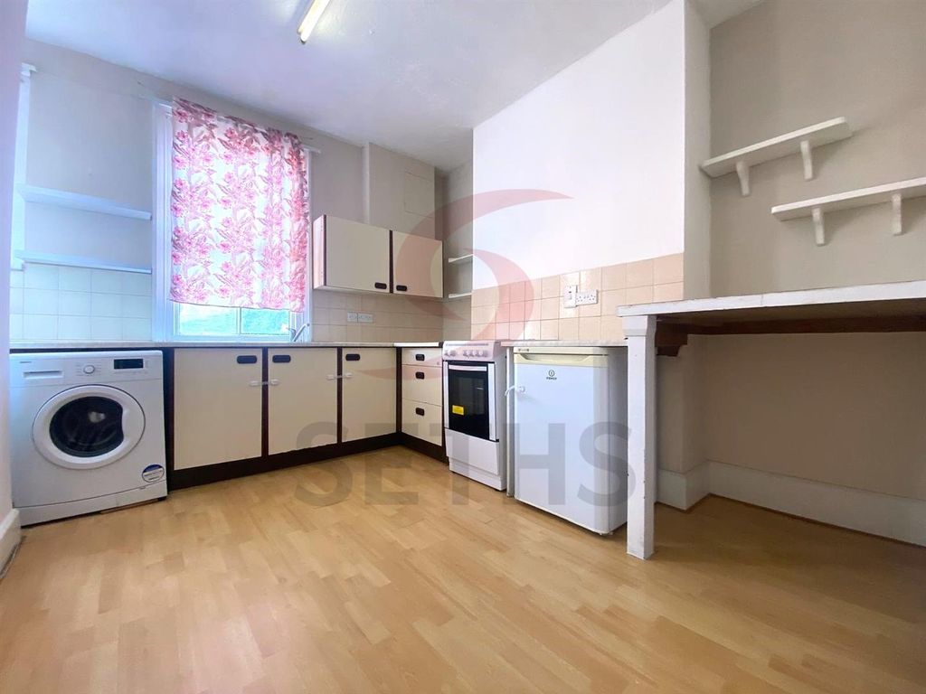 Property photo 3 of 6 Kitchen