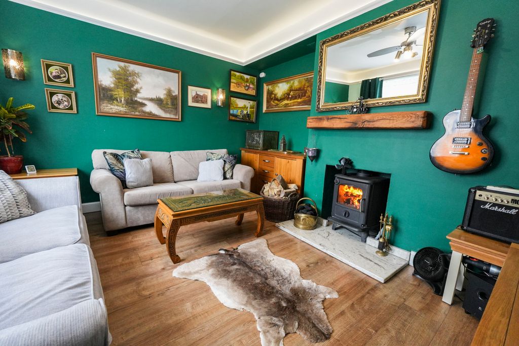 Property photo 3 of 20 Lounge