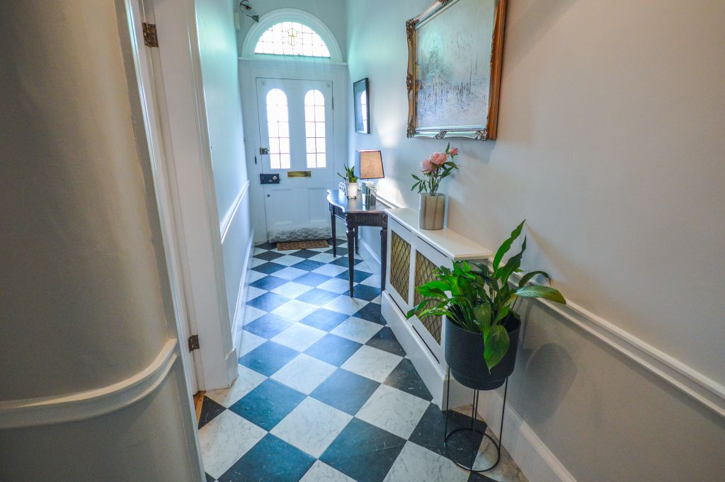 Property photo 3 of 31 Entrance Hall