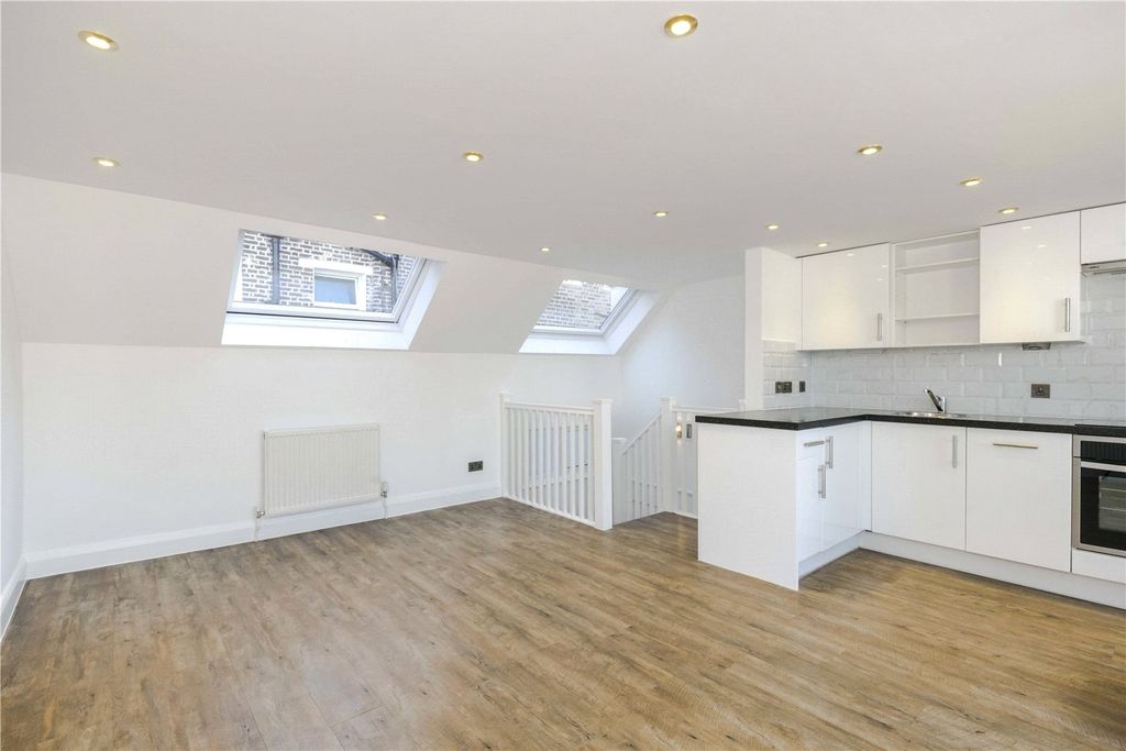 Property photo 3 of 8 Picture No. 11