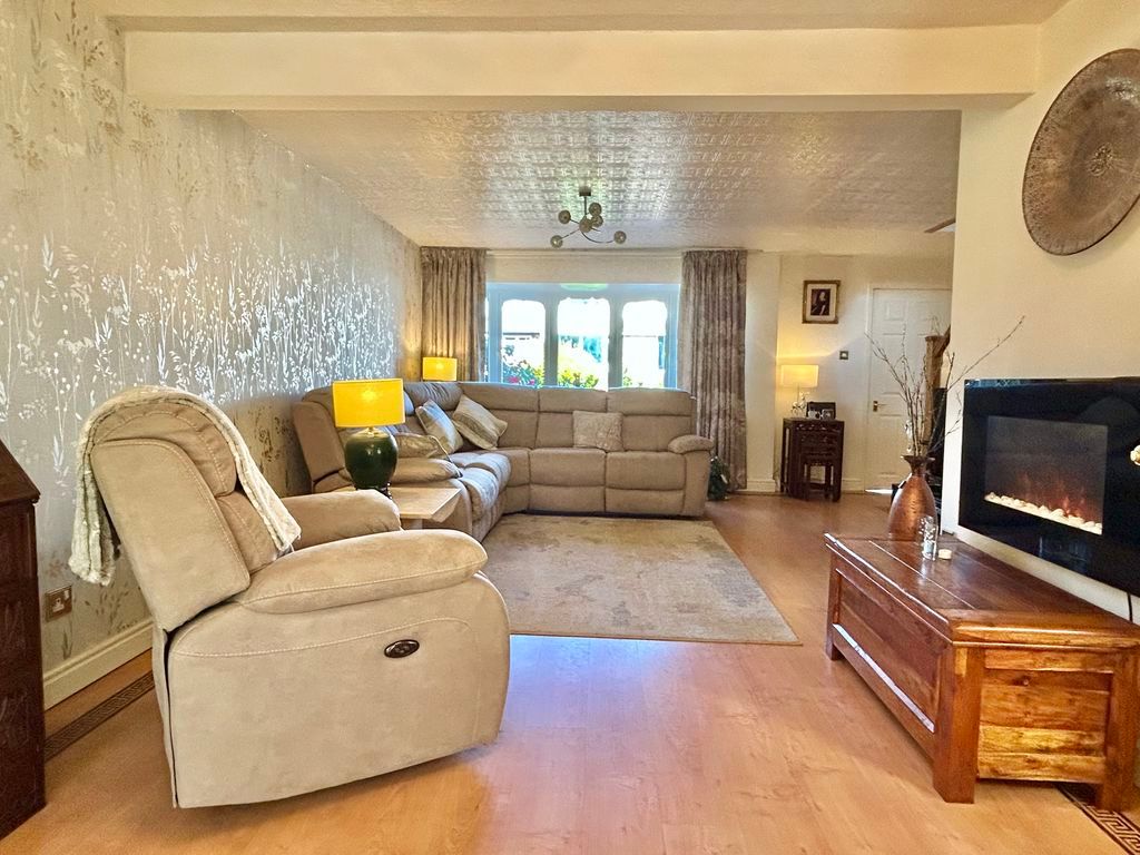 Property photo 3 of 22 Lounge