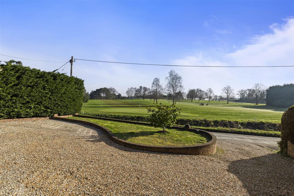 Property photo 2 of 55 Haycorns Blighton Lane The Sands Farnham Gu10 1Pu-