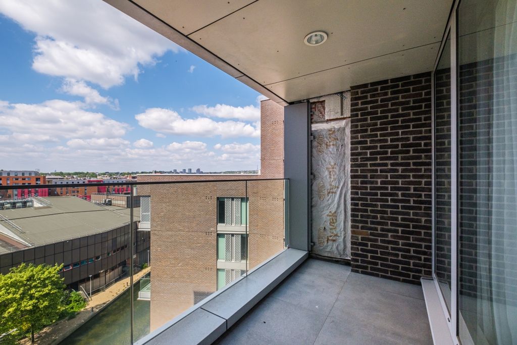 Property photo 2 of 12 Regents Wharf