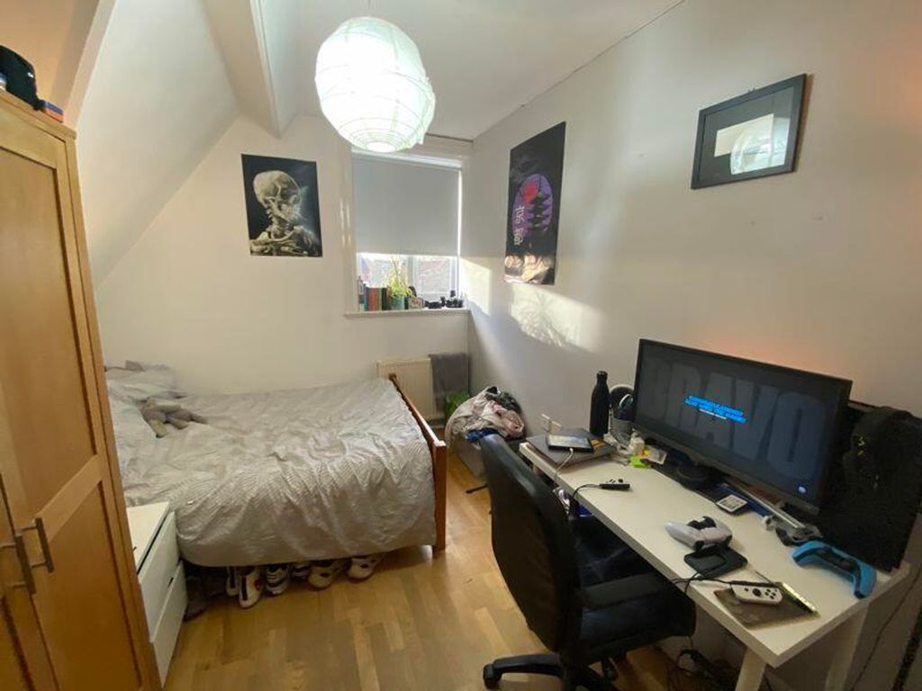 Property photo 3 of 8 A Cozy And Well-Lit Double Bedroom Featuring A Com...