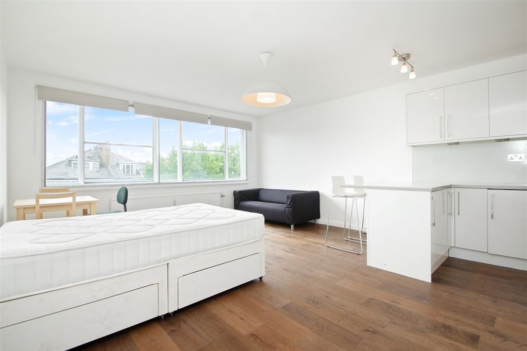 Property photo 1 of 8 Photo 01