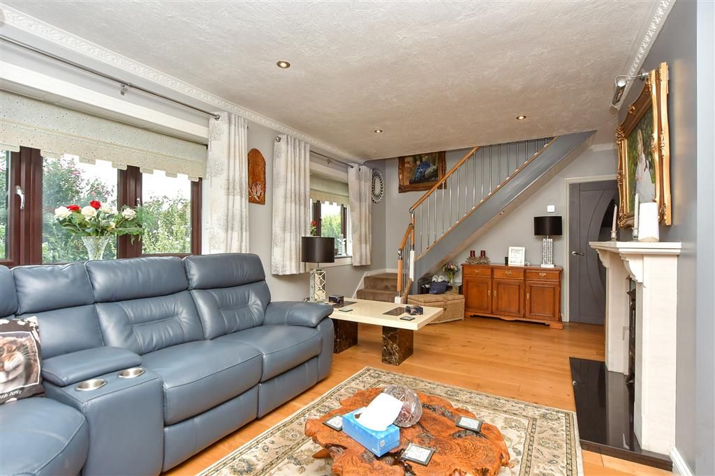 Property photo 3 of 15 Lounge