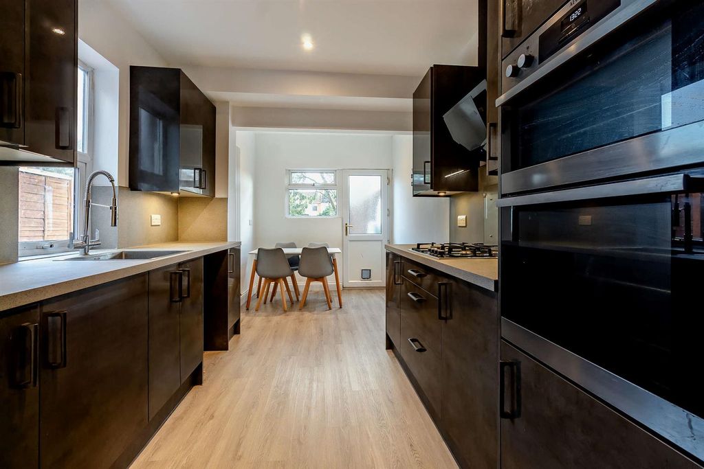 Property photo 3 of 17 8676096-Interior11-800.Jpg