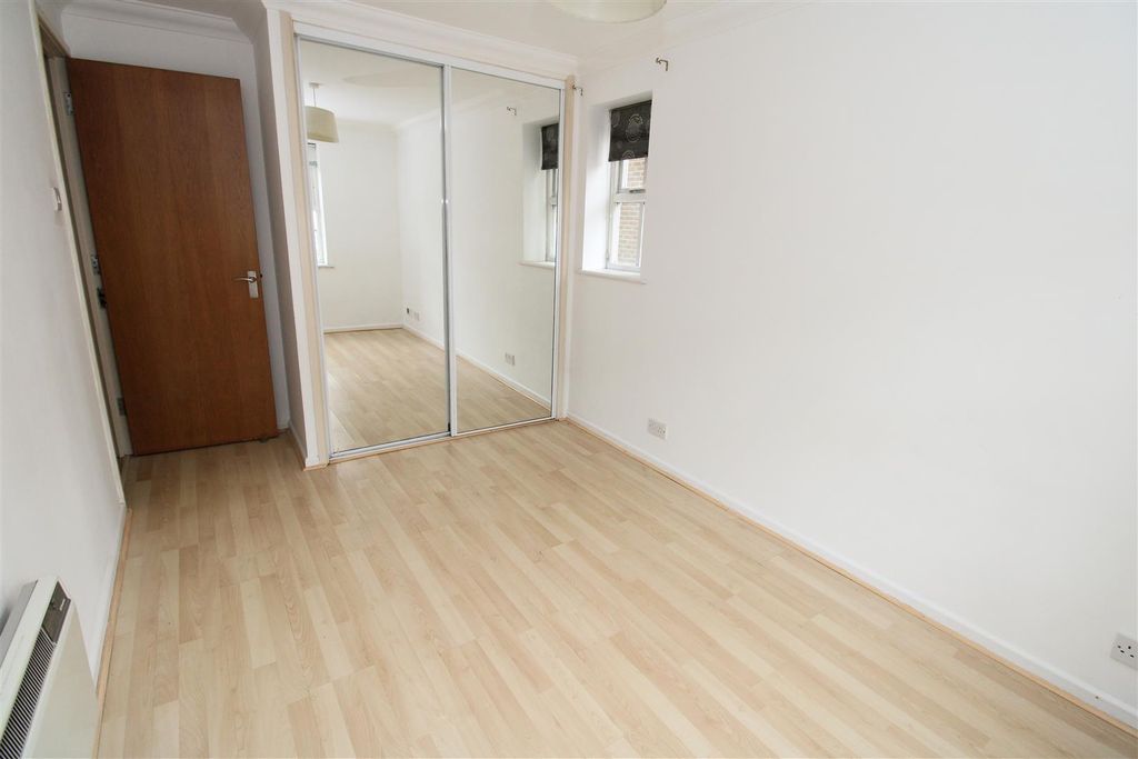 Property photo 3 of 18 Bed 1(1)Use.Jpg