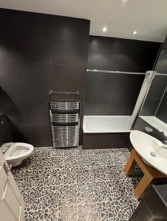 Property photo 1 of 6 Bathroom